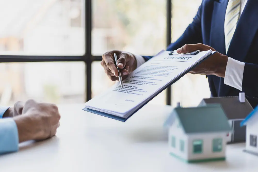 Real estate lawyer in Nicaragua reviewing a property purchase contract with a client. Legal services by Marlon Gazo in Managua and Rivas, Nicaragua
